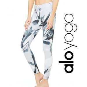 ALO Yoga NWT Airbrush Modernist Multi Leggings S